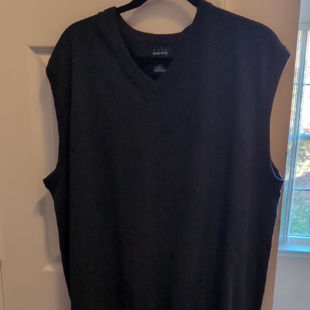 Black Sleeveless V-Neck Top